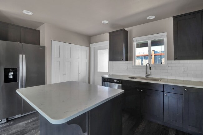 Building Photo - 2 Bed 2 Bath - A/C - Pet Friendly - Excellent Condition