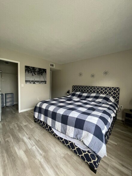 Master Bedroom - 214 Meadow Ln