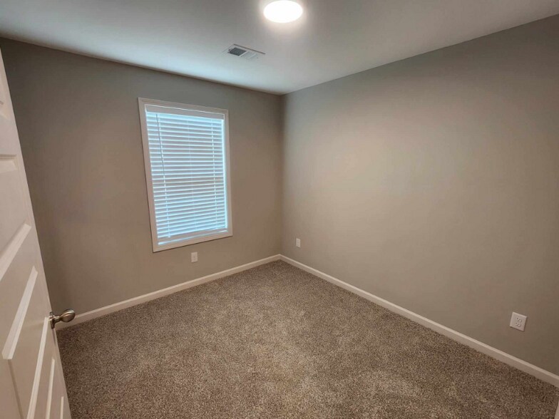 Building Photo - 421 College St