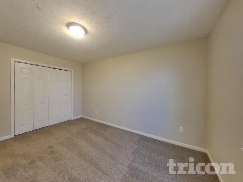 Building Photo - 1690 Fountain Lk Dr E