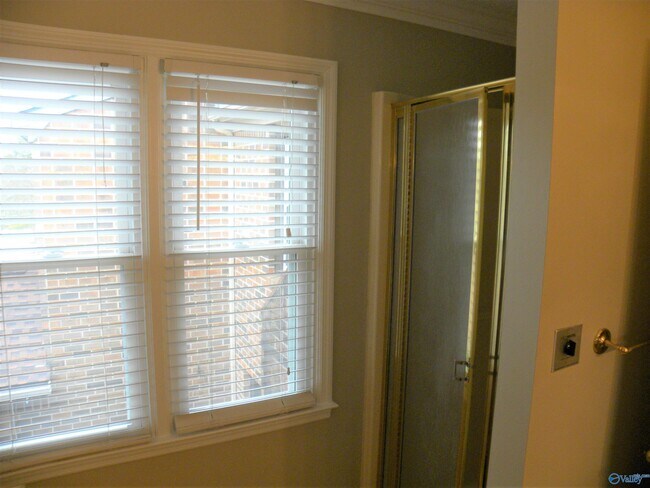 Building Photo - 102 W Lake Cir