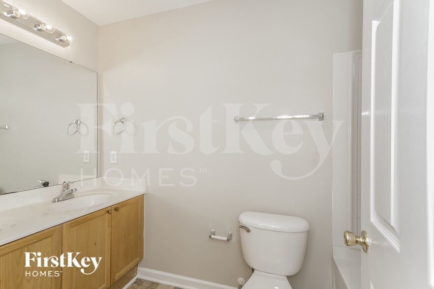 Building Photo - 5716 Henderson Oaks Dr