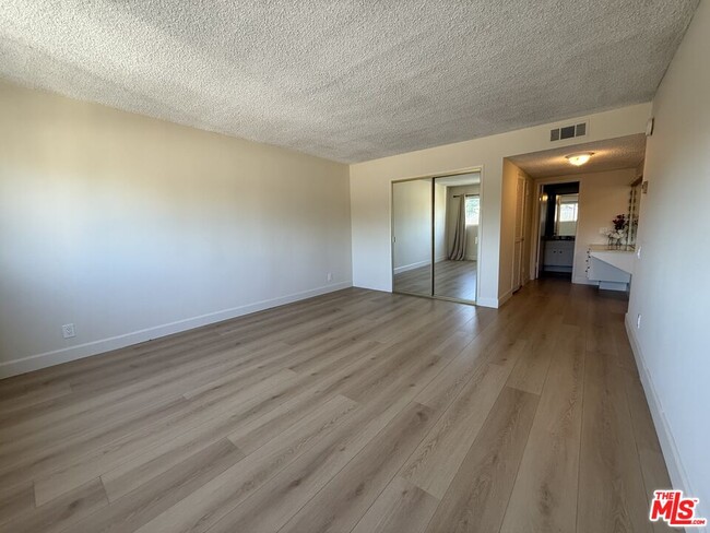 Building Photo - 910 S Holt Ave