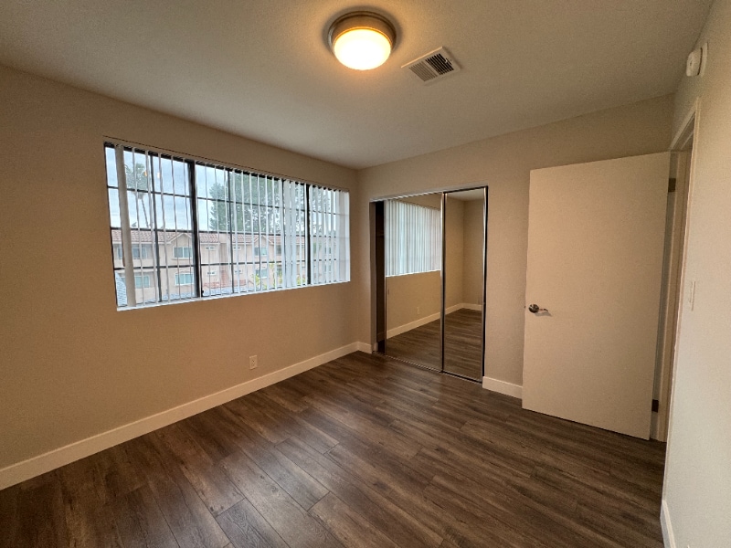 Building Photo - 514 E Valencia Ave