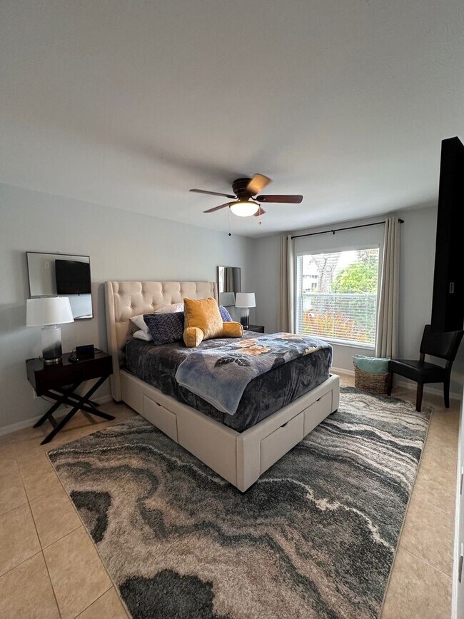 Building Photo - Renovated 1st Floor Seasonal unit in North Naples