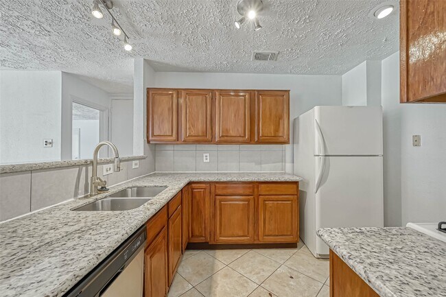 Building Photo - 16319 La Luna Dr