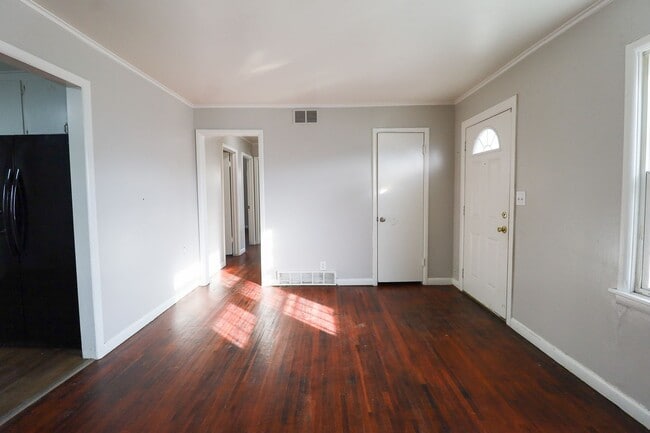 Building Photo - Beautifully Redone 3 Bedroom House! Available for Immediate Move in!