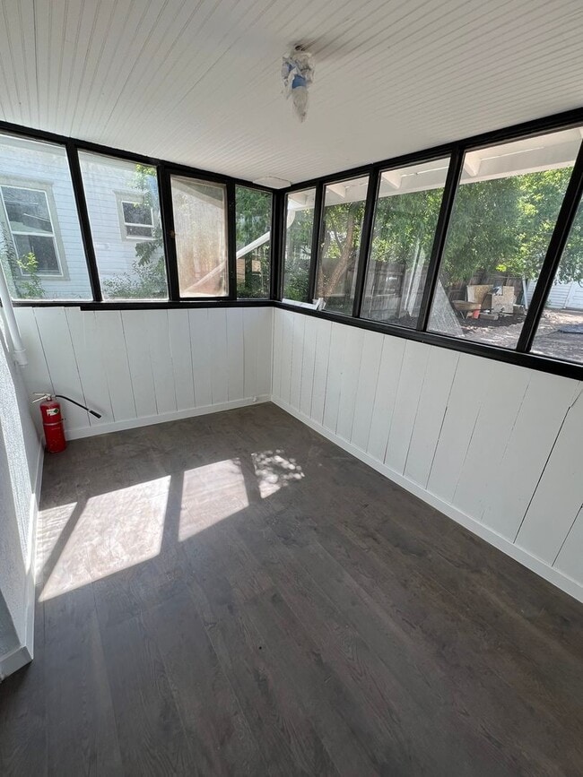 Building Photo - Newly Remodeled 2 Bedroom Home
