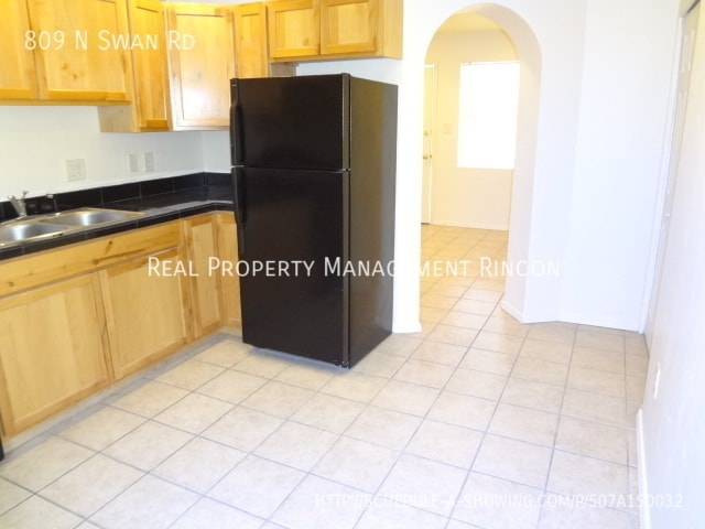 Building Photo - 809 N Swan Rd