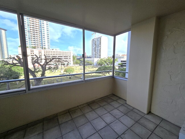 Building Photo - Large 2br/2ba/1pkg Condo near Blaisdell!