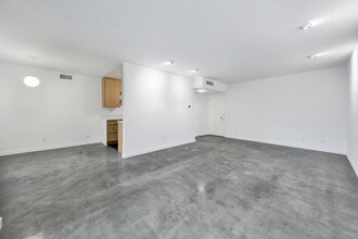 Building Photo - 7767 Hollywood Blvd