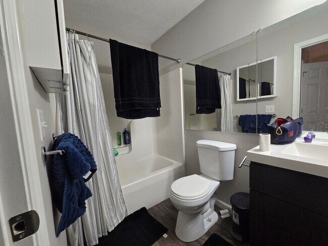 Building Photo - 4 Bedroom Townhome for Rent in Normal!