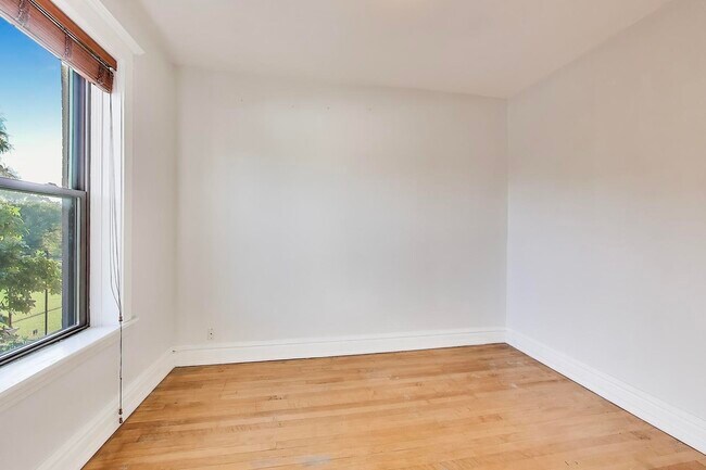 Building Photo - 2164 N Oakley Ave