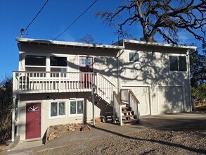 Building Photo - 140 N Lakeview St