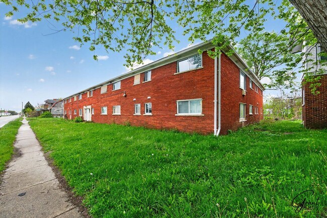 Building Photo - $995 - $1200 - Spacious 1 bedroom Apartments