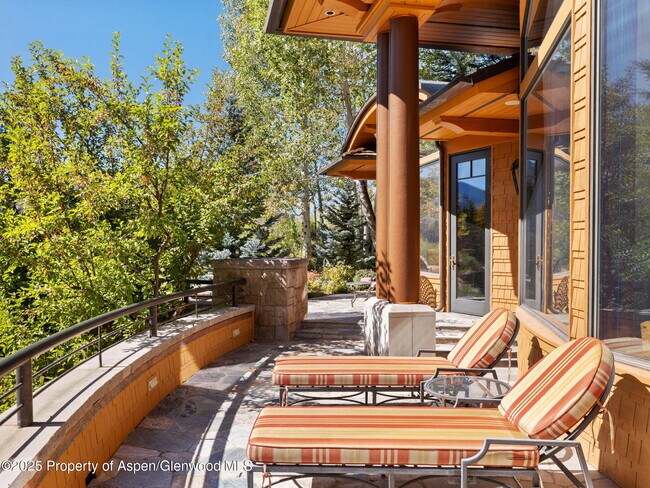 Building Photo - 715 Willoughby Way