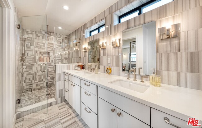 Building Photo - 5317 Pacific Ave