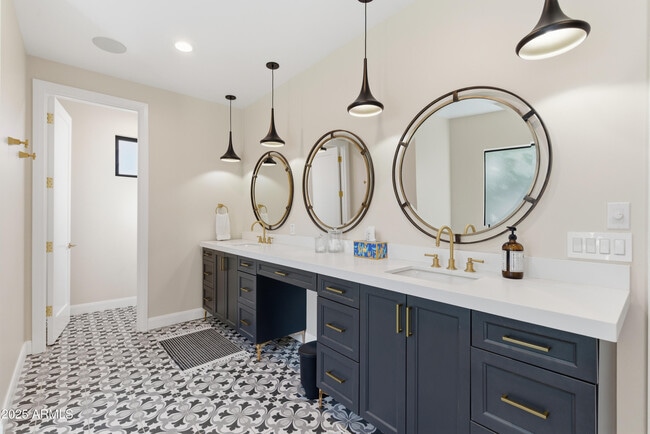 Building Photo - 4601 N Royal View Dr