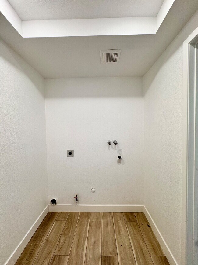 Building Photo - $500 Off! Fully Remodeled Home Near The St...