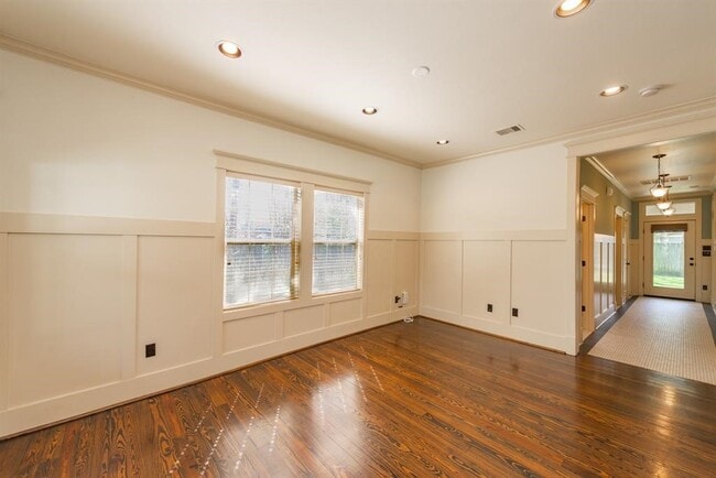 Building Photo - 722 E 25th St