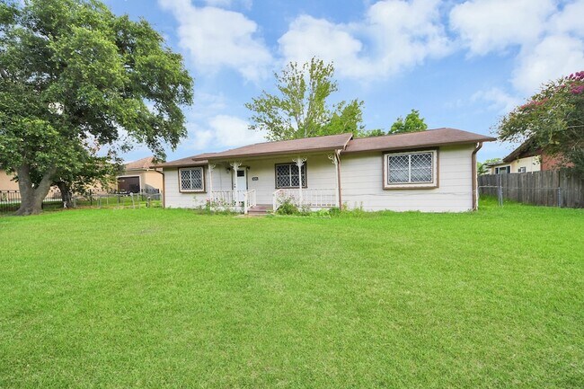 Building Photo - 535 Pampa St