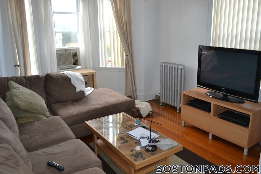 Building Photo - 518 Cambridge St