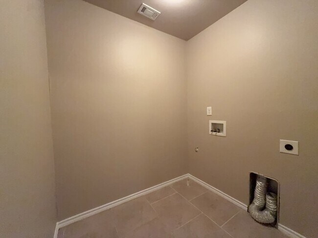 Building Photo - 704 E College St