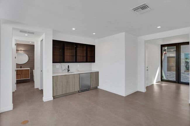 Building Photo - Gorgeous New Townhouse on the Beach