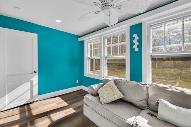 Building Photo - 945 Glastonbury Turnpike