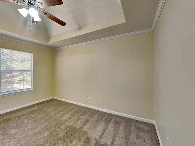 Building Photo - MOVE IN BY MARCH 31, 2025 HALF OFF APRIL R...