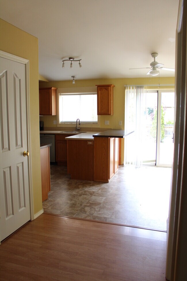 Building Photo - NE 4 Bedroom, 3 Bath, Gas Fireplace/Heat, ...