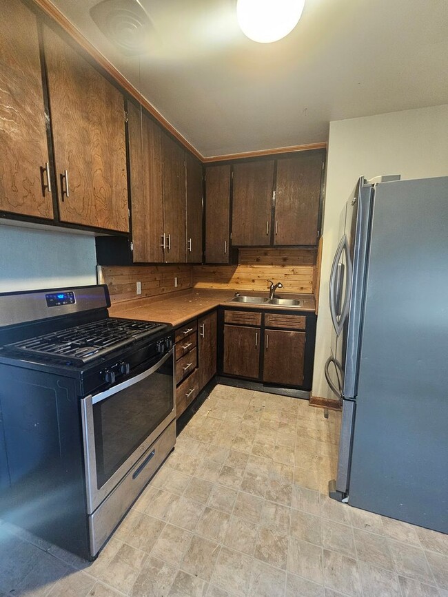 Building Photo - There is a $25 fee per application and eve...
