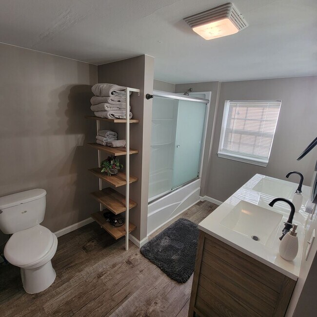 Building Photo - 4 Bed, 2 Bath Home for Lease-Furnished-Sparta,TN