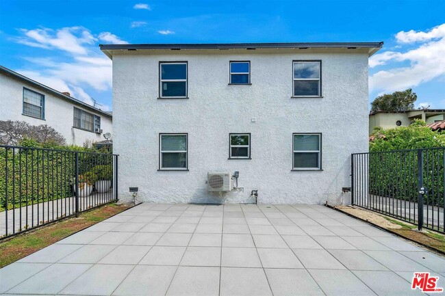 Building Photo - 11575 Riverside Dr