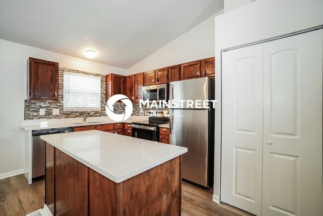 Building Photo - 3 Bedroom Pet-Friendly Home in COLUMBUS, OH with Main Street Renewal