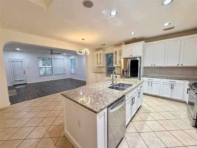 Building Photo - 904 Annadale Dr