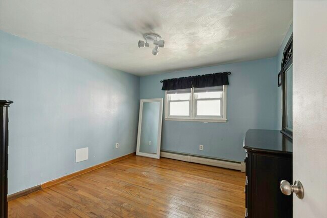 Building Photo - 817 Winton St