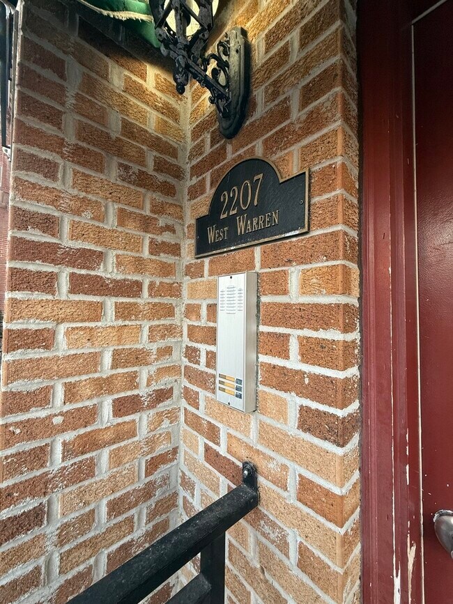 Building Photo - 2207 W Warren Blvd