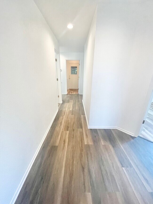 Building Photo - Stunning newly remodeled 3 bedroom 2 bathroom home!