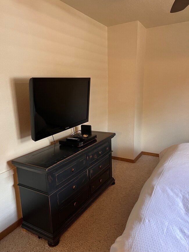 Building Photo - 205 Racquet Dr