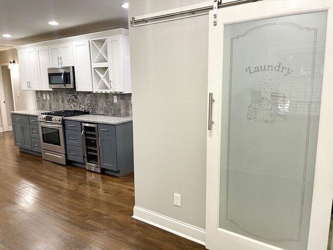 Building Photo - Welcome to this stunning 3-bedroom, 2-bath...