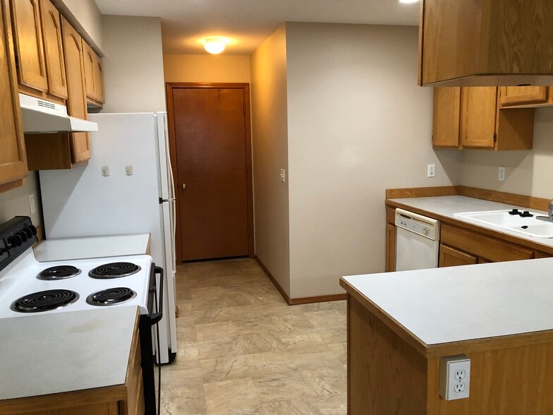 Building Photo - 511 Princeton Ave N