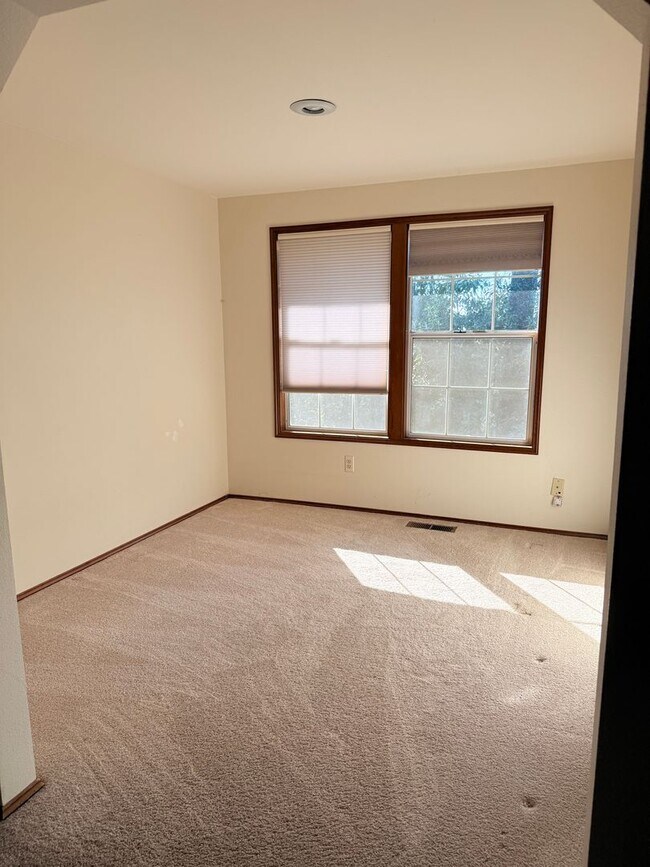 Building Photo - Elegant Bellevue Home for rent