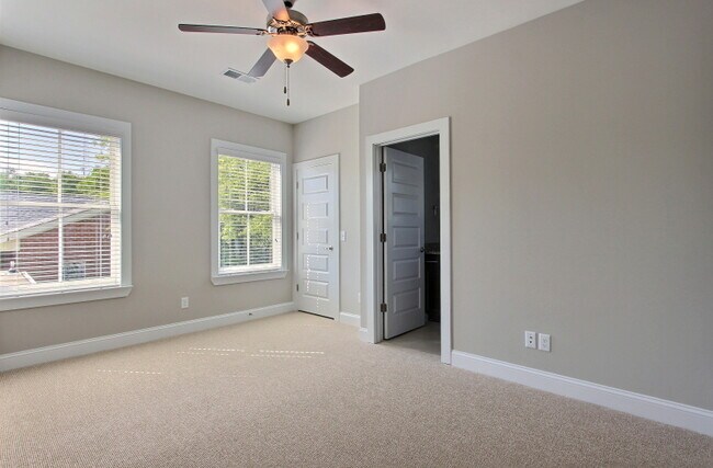 Building Photo - Stunning 3 bed/2.5 bath townhouse with Gated Parking and Energy Efficiency