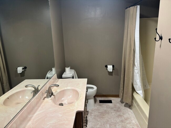 Building Photo - 523 Waverly Ct