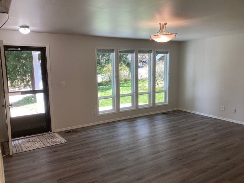 Front room - 2549 Yew Street Rd