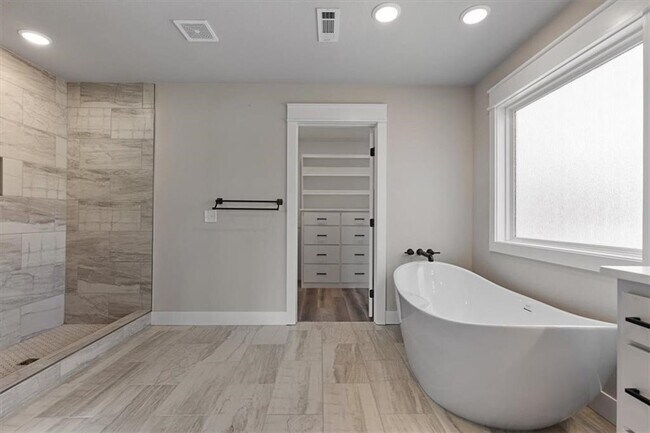 Building Photo - 3 Pickering Dr