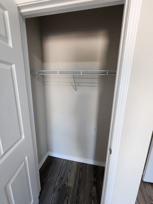 Building Photo - Spacious 2-Bedroom, 1-Bathroom Home AVAILABLE NOW!!