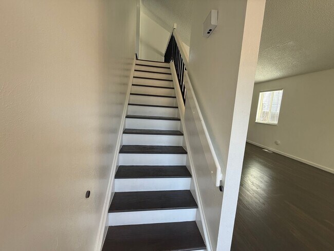 Building Photo - Modern Comfort & Convenience in a Prime Location