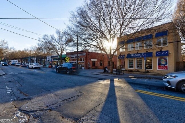 Building Photo - 1280 Stillwood Dr NE